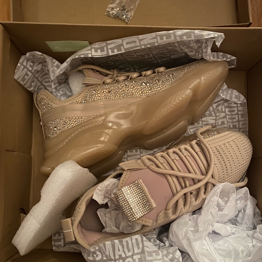 Never worn Steve Madden Blush Maximas